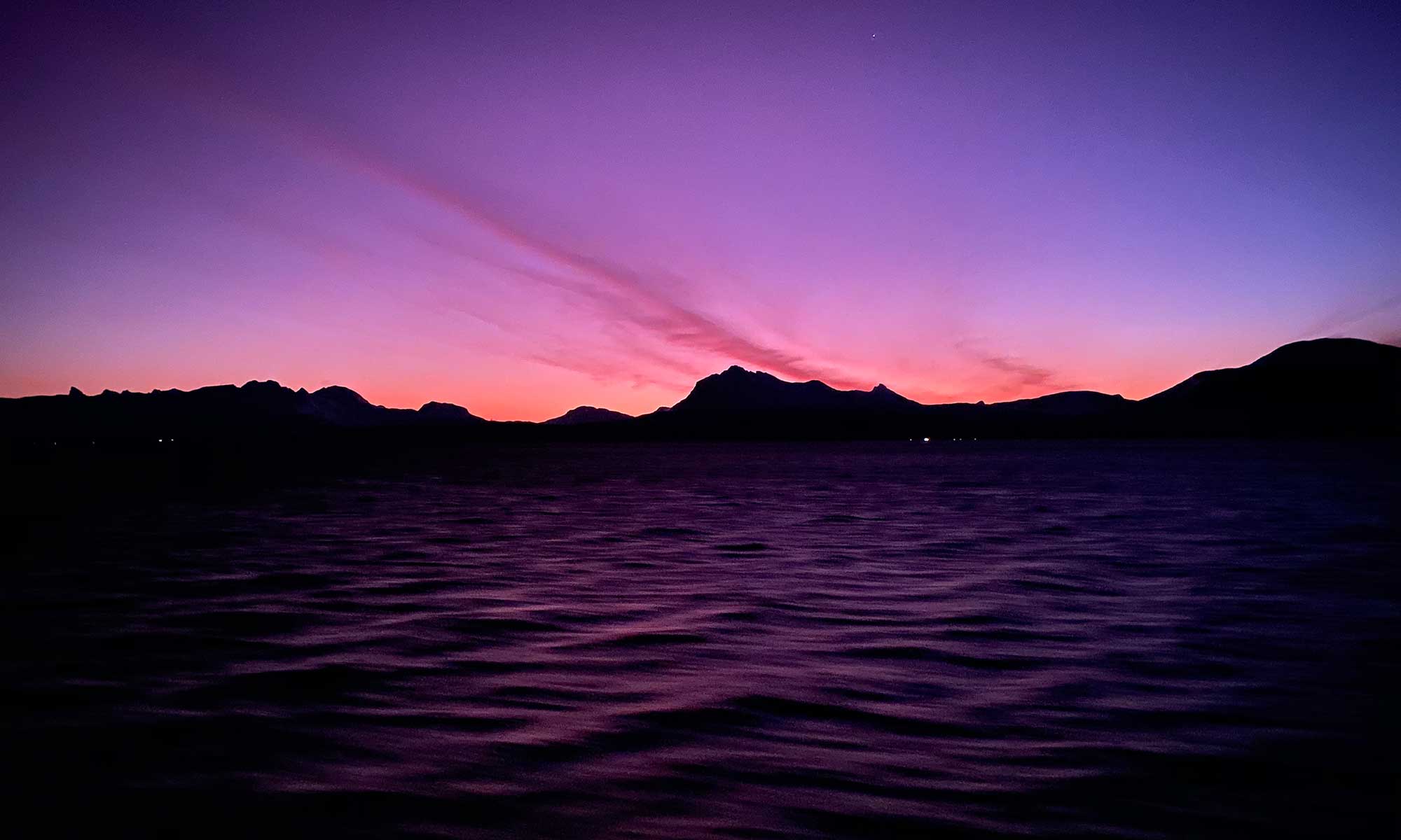 Das Bild zeigt einen Sonnenaufgang im Polarmeer