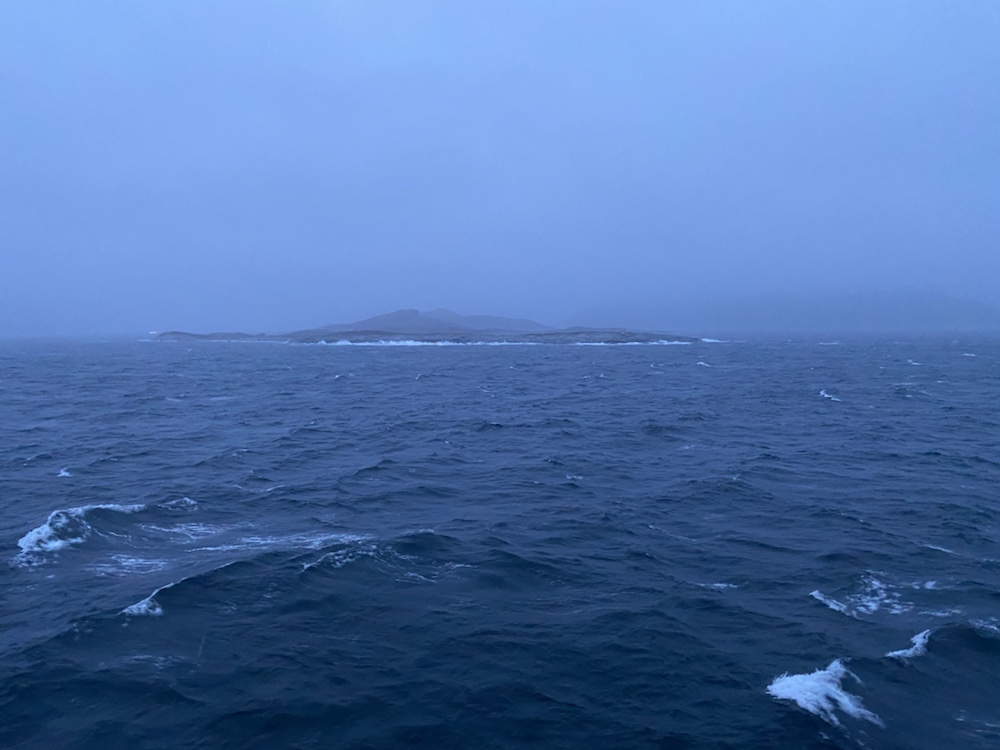 Ausblick von der MS Nordnorge auf das Meer und Küste Seekrankheit