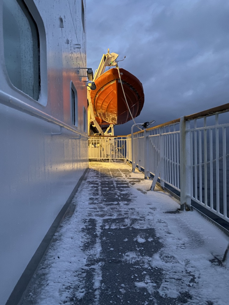 Deck 5 der MS Nordnorge mit Schneee und Eis