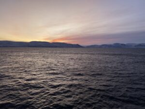 Ausblick von der MS Nordnorge auf das Meer und Küste