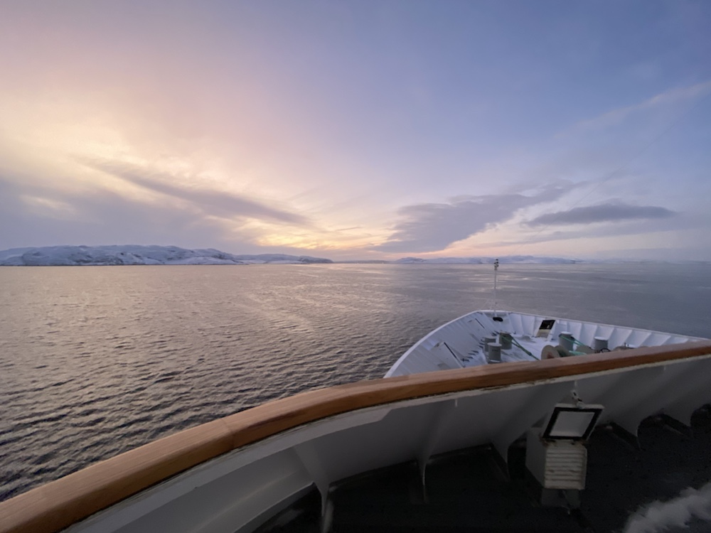 Ausblick von der MS Nordnorge auf das Meer und Küste bei Kirkenes