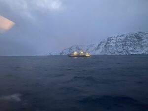 Ausblick von der MS Nordnorge auf das Meer und Küste