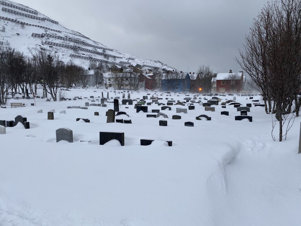 Das Bild zeigt einen Friedhof in Hammerfest