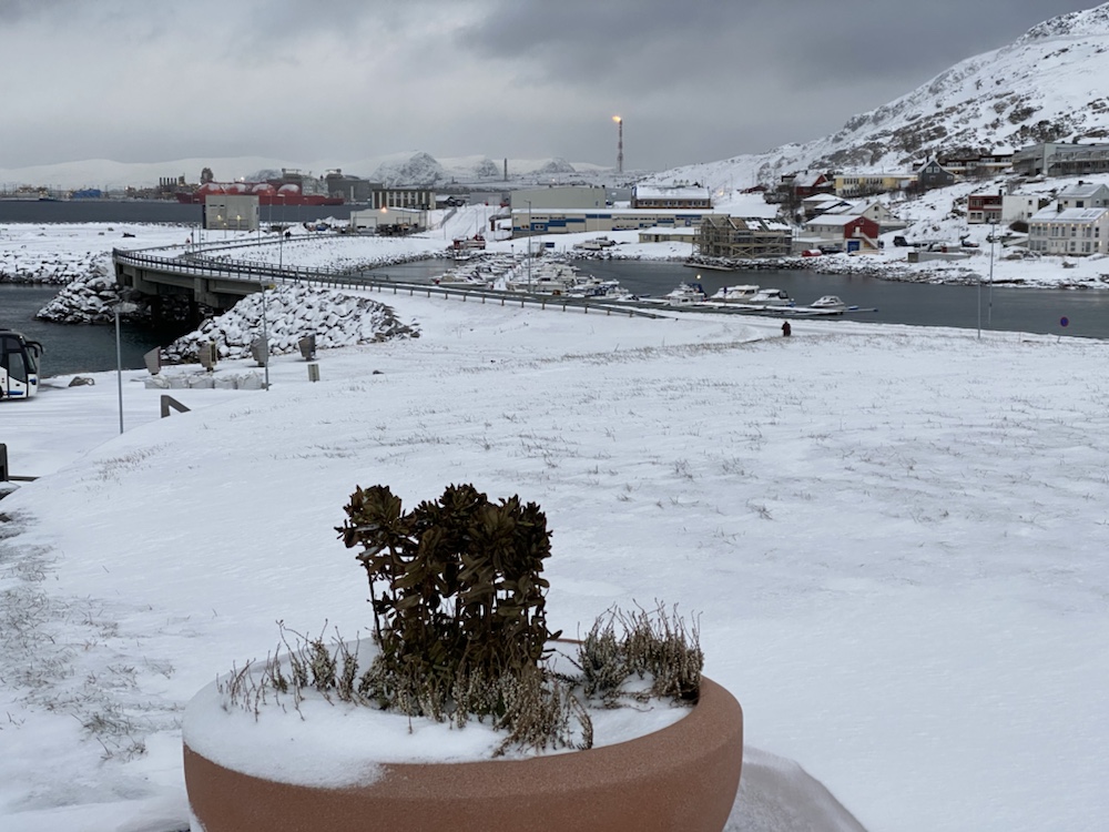 Das Bild ist ein Panorama von Hammerfest mit einem Gas-Tankschiff im Hintergund