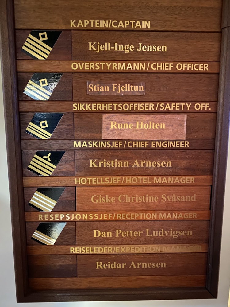 Tafel mit den Offiziersrängen auf der MS Nordnorge Schiffsoffiziere