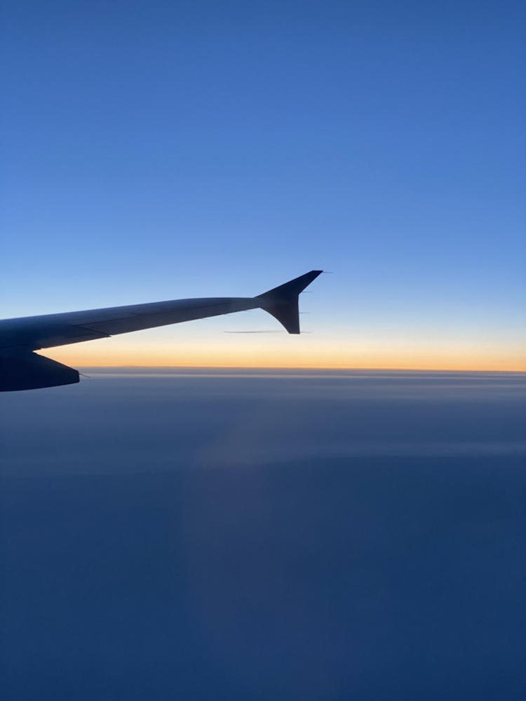 Blick aus dem Fenster eines Flugzeugs